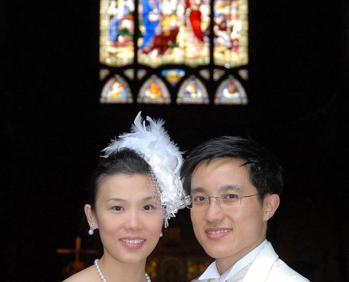 Couple de maries de Hong Kong dans une église, Paris