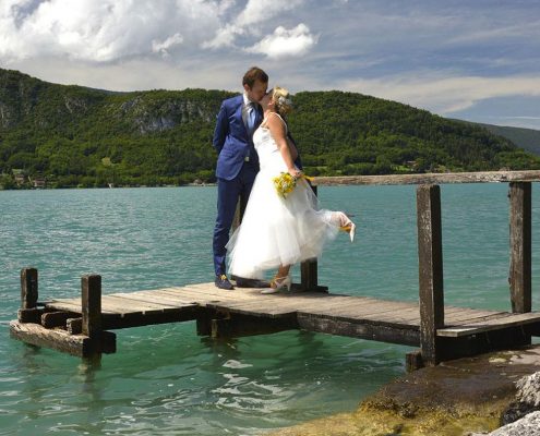 Maries s'embrassant sur un ponton, lac d'Annecy, France